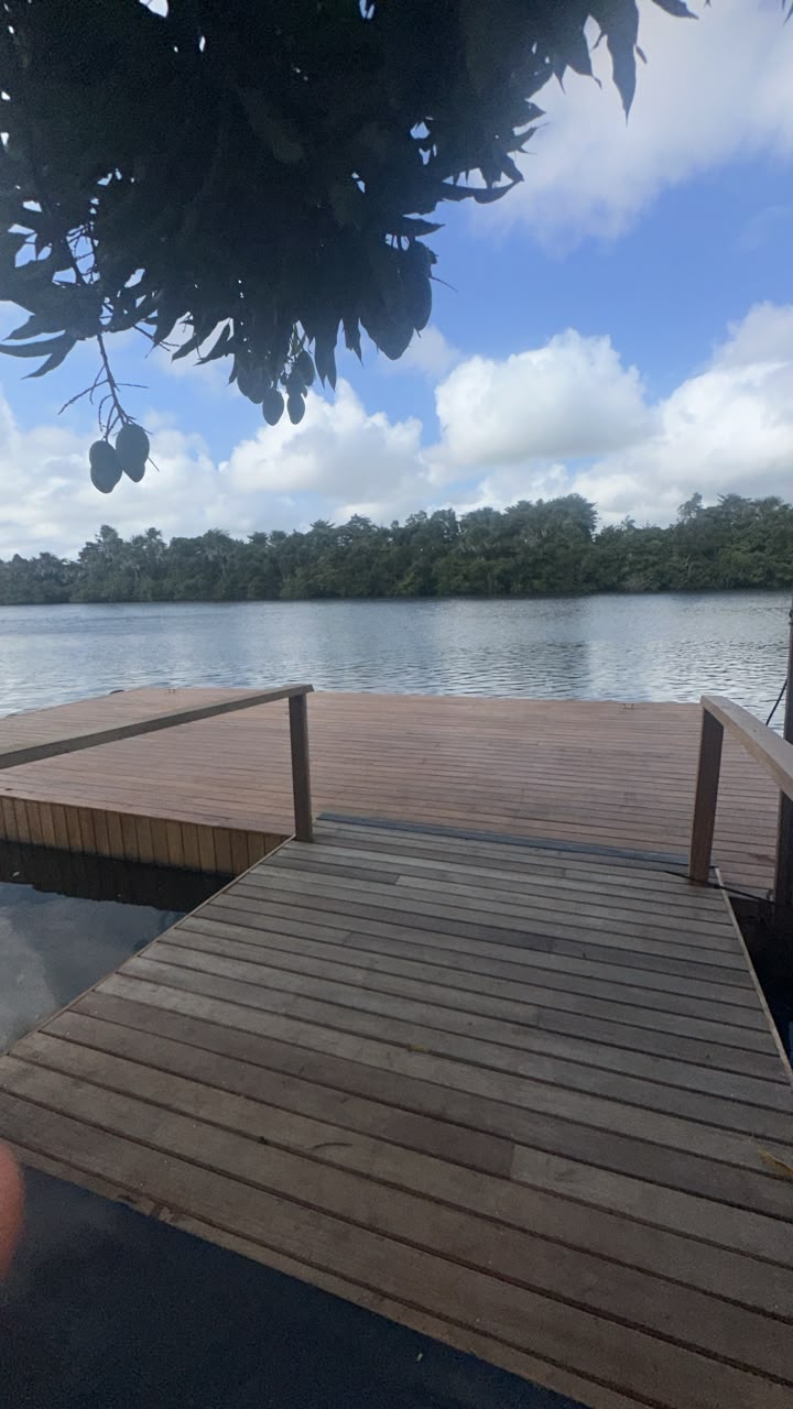 Píer com passarela de acesso