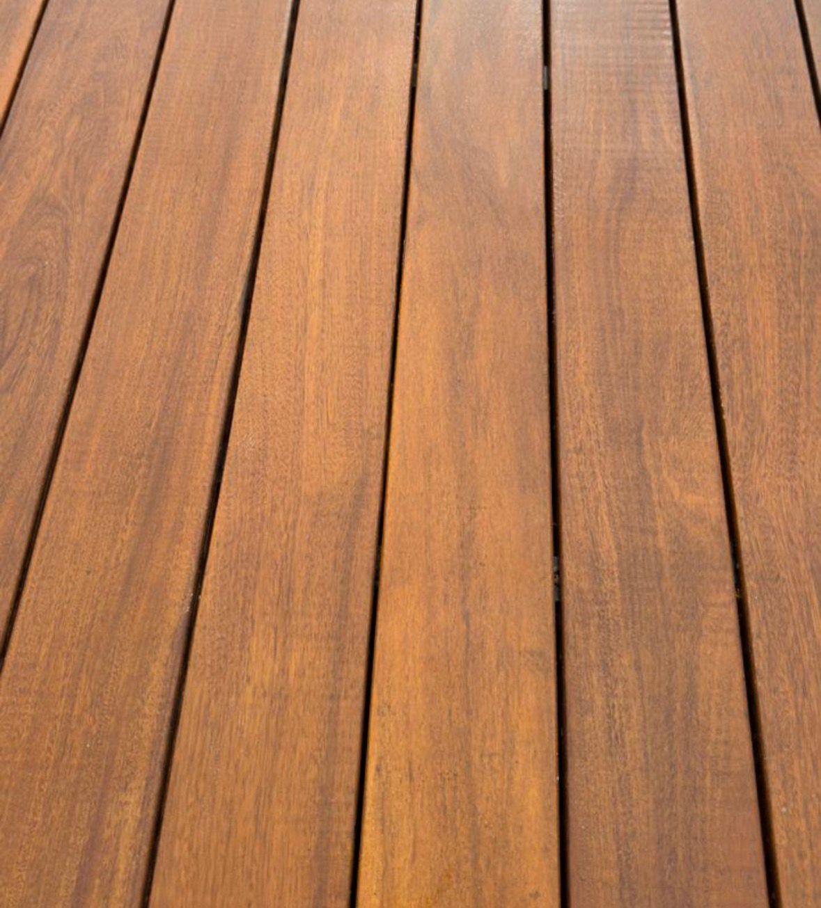 Deck em réguas de madeira maciça