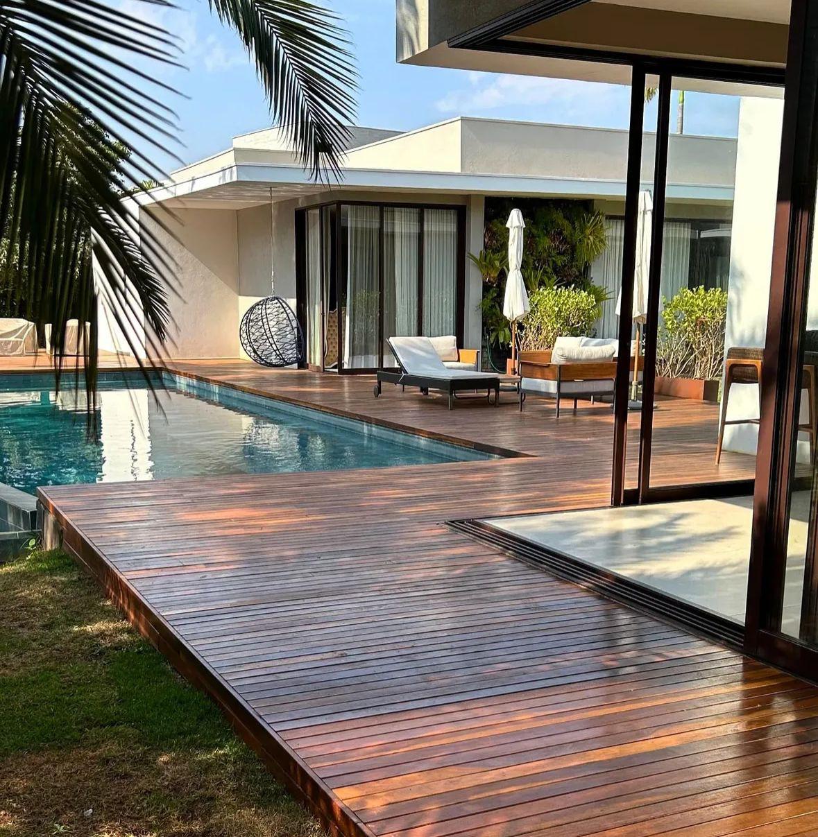 Deck de madeira em residência de alto padrão com piscina