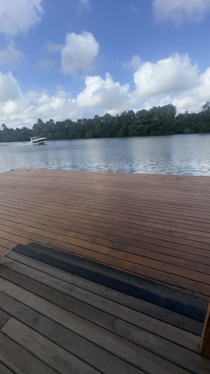 Píer com deck panorâmico