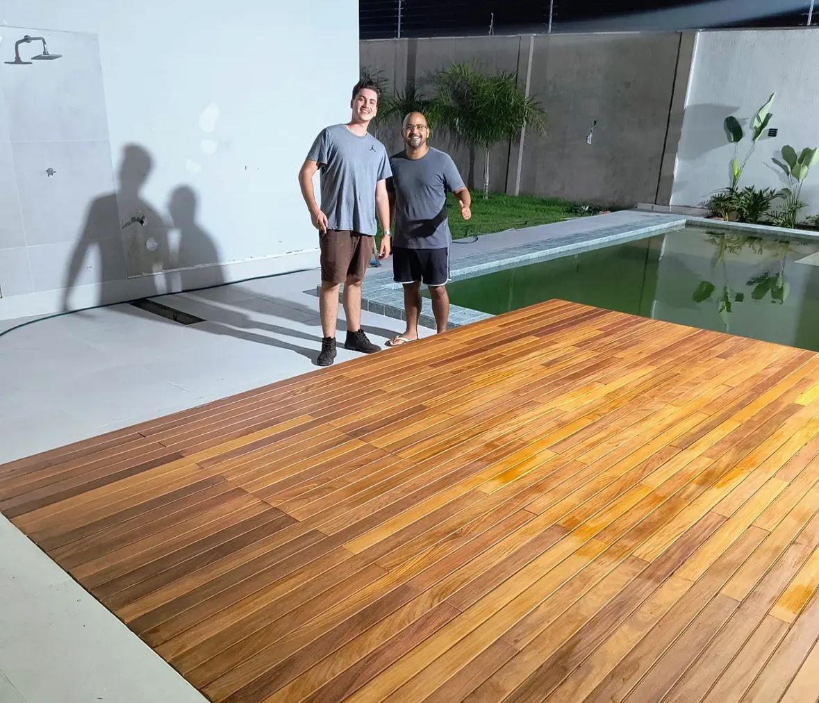 Deck ao redor de piscina